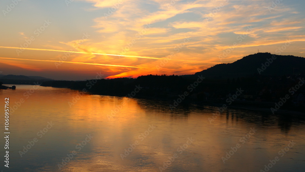 das Abendrot spiegelt sich in der Donau, bei Melk in der Wachau das Abendrot spiegelt sich in der Donau, bei Melk in der Wachau