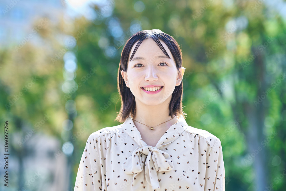 緑地でリラックスする若い女性のポートレート 緑地でリラックスする若い女性のポートレート