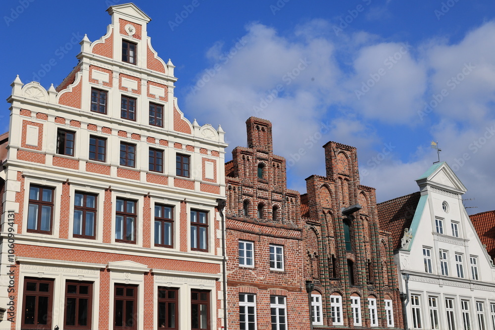Fototapeta premium Blick in die Altstadt von Lüneburg in Niedersachsen