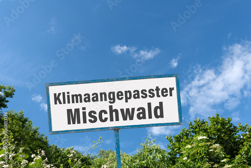 Metallschild mit Beschriftung; Klimaangepasster Mischwald