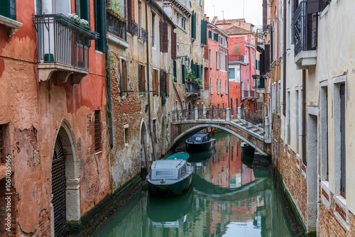 Obraz na plátně Exploring Venice by canals