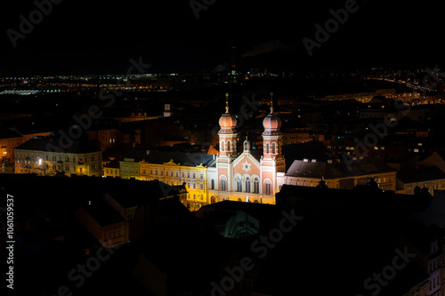 Obraz na płótnie A captivating night view of the illuminated synagogue in Pilsen, showcasing its stunning architecture and warm lights, creating a serene and magical atmosphere w salonie