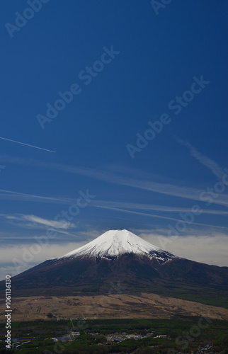 Mt. Fuji seen from Yamanashi side, Autumn, Contrail, Japan / 山梨側から見た富士山 秋 飛行機雲 日本