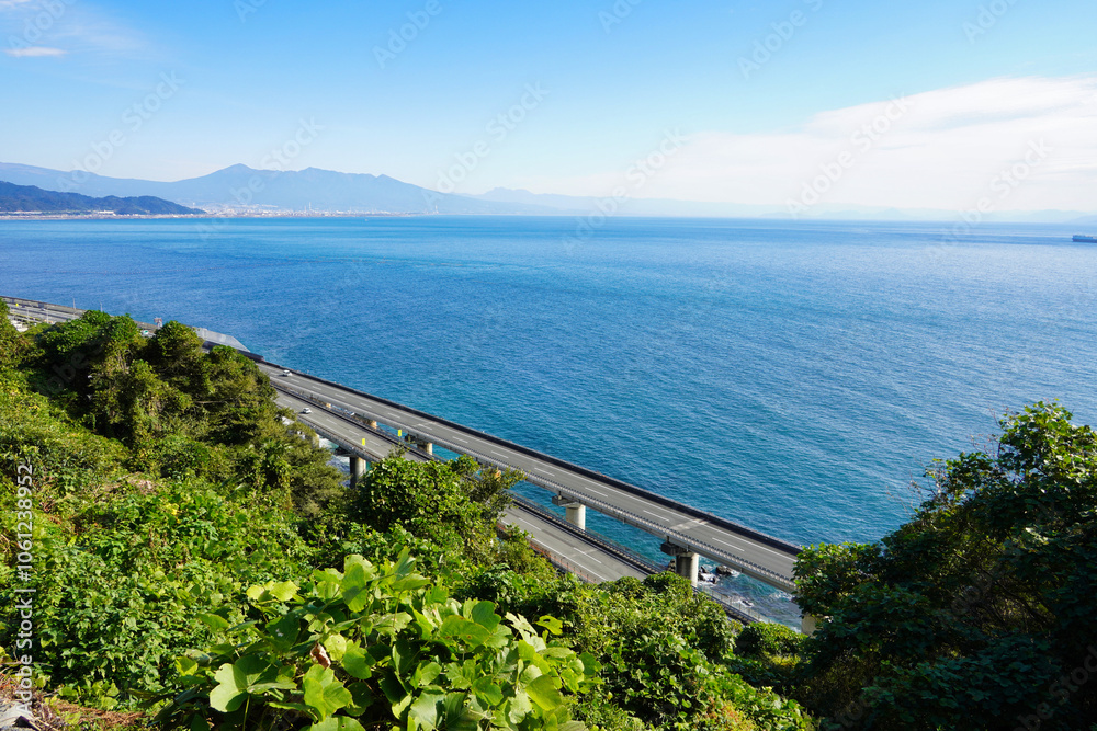 美しい海沿いのインフラ:日本の道路と景観