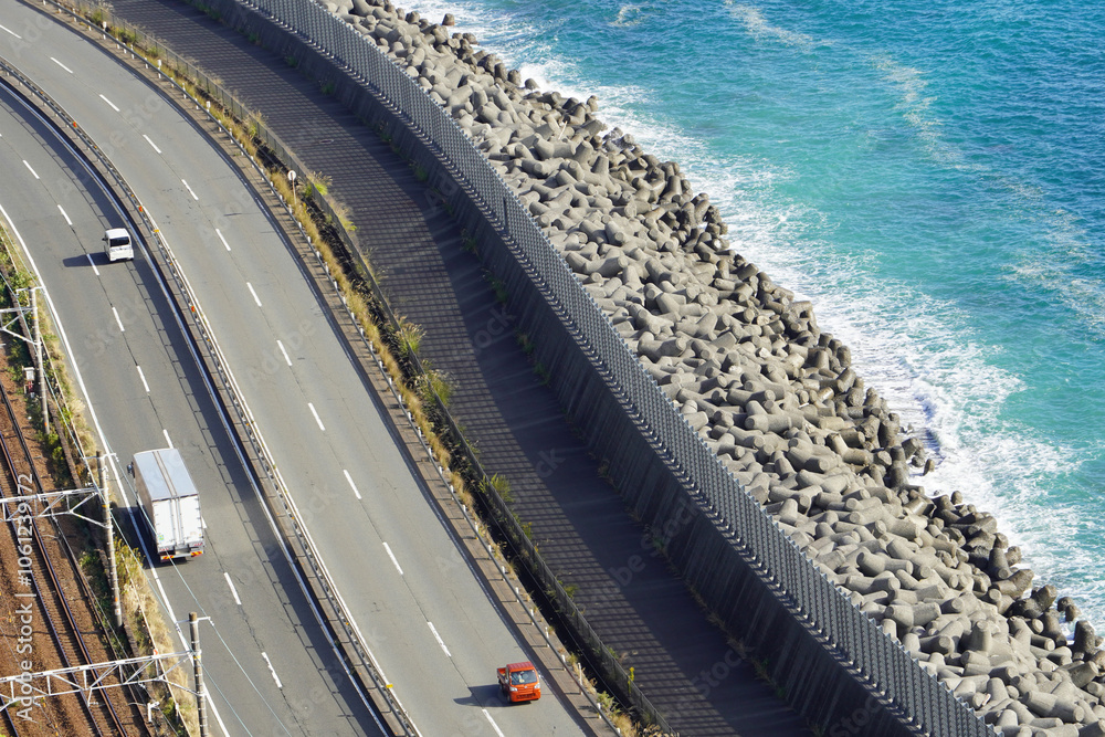 美しい海沿いのインフラ:日本の道路と景観