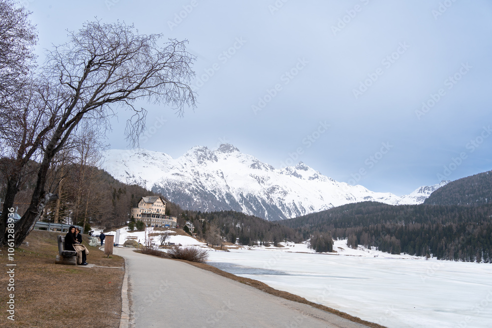 Disfrutando el Lago St. Moritz en los Alpes Suizos. Disfrutando el Lago St. Moritz en los Alpes Suizos.