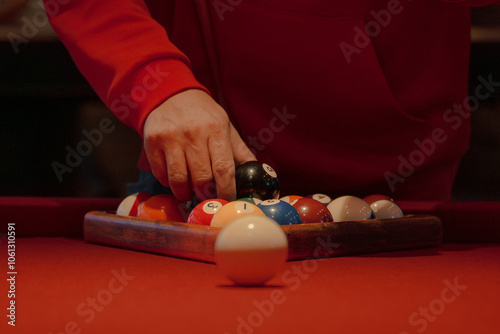 El juego en la mesa debes ganar, así es el billar. 