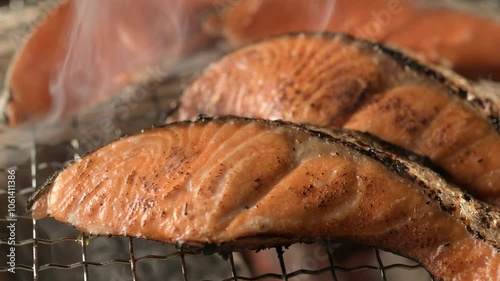 七輪の炭火焼きで焼く美味しい鮭
