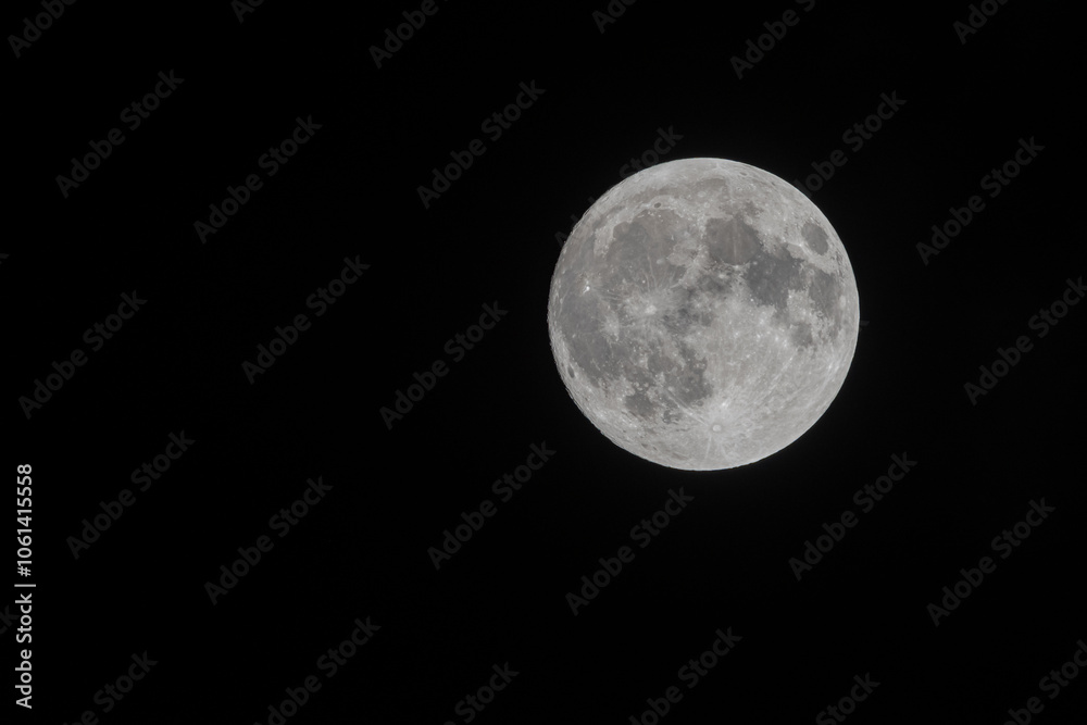 夜空に輝く満月 夜空に輝く満月