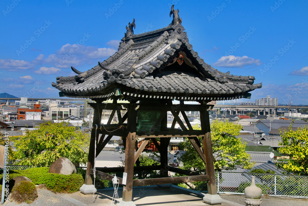 Fototapeta premium 郷照寺・第78番札所・鐘楼堂（香川県・四国遍路）