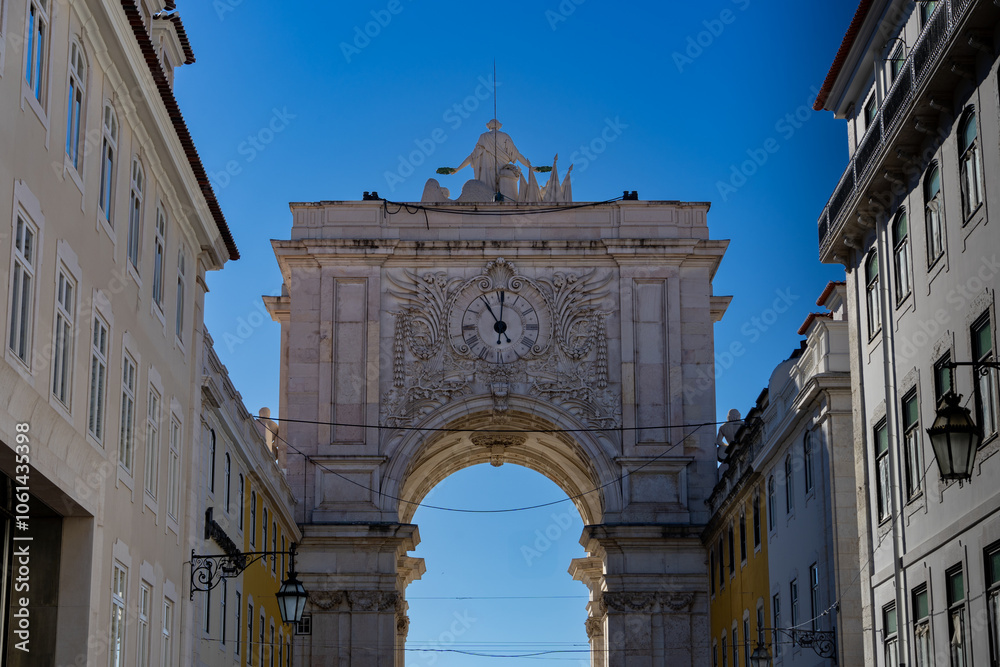 Fototapeta premium Die schöne Altstadt Lissabon in Portugal mit Burgen alten Gebäuden und Straßen und Baukunst