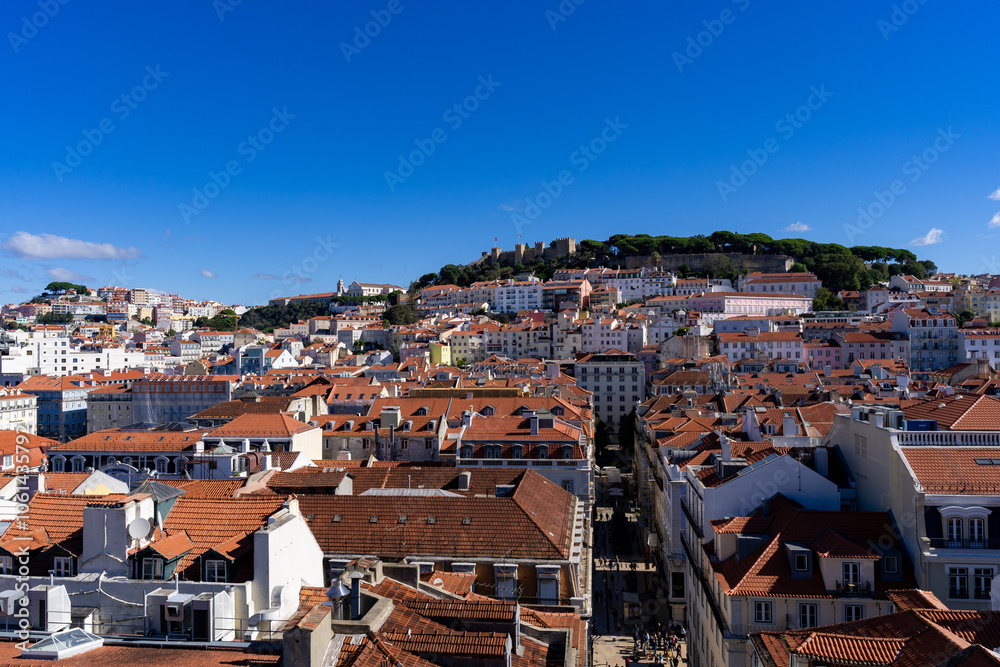 Fototapeta premium Die schöne Altstadt Lissabon in Portugal mit Burgen alten Gebäuden und Straßen und Baukunst