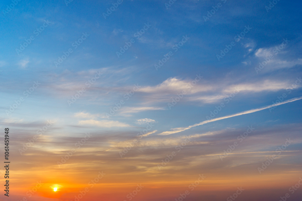 Obraz premium The sky approaches dusk