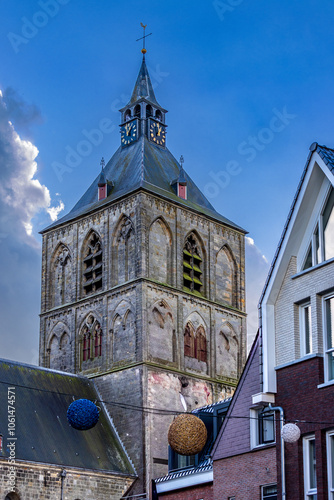 Kirche auf dem Marktplatz von Oldenzaal bei klarem Himmel photo
