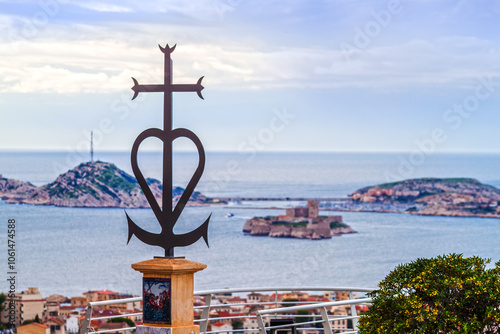 Croix camarguaise à Notre Dame de la Garde à Marseille  photo