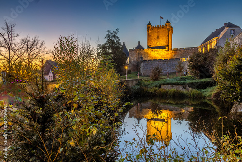 Burg Bad Bentheim beleuchtet spiegelt sich bei Sonnenuntergang im Schlossteich. photo