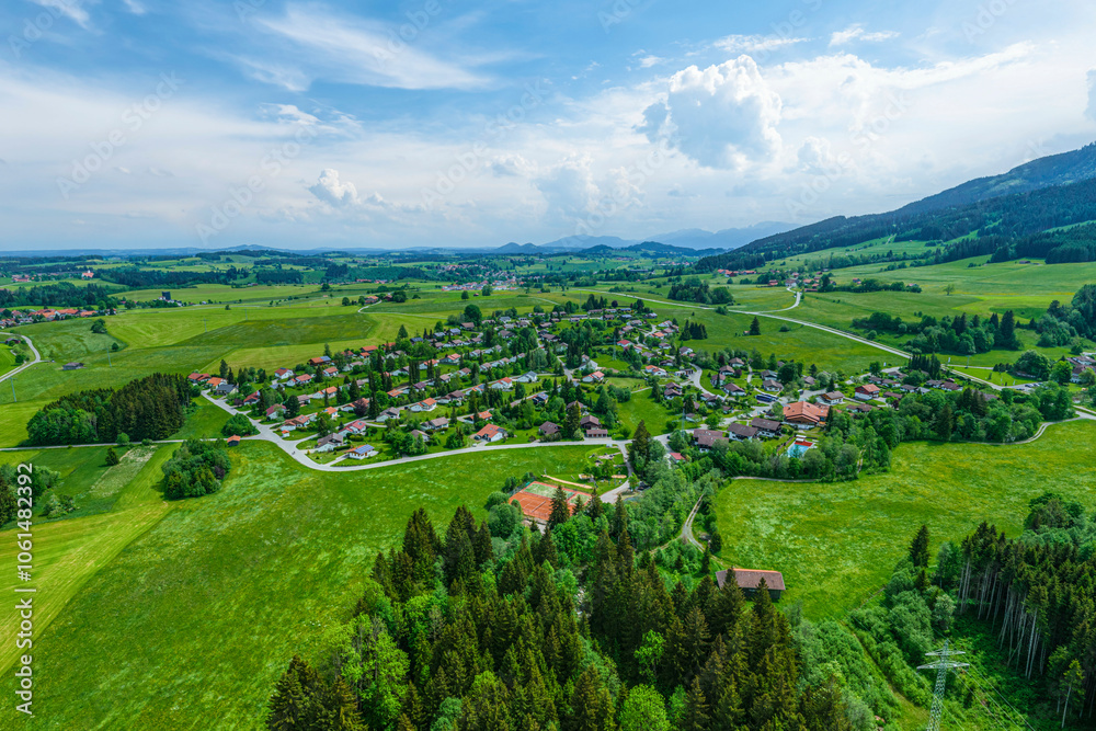 Naklejka premium Das Allgäu rund um den Grüntensee und das Feriendorf Reichenbach bei Nesselwang im Luftbild