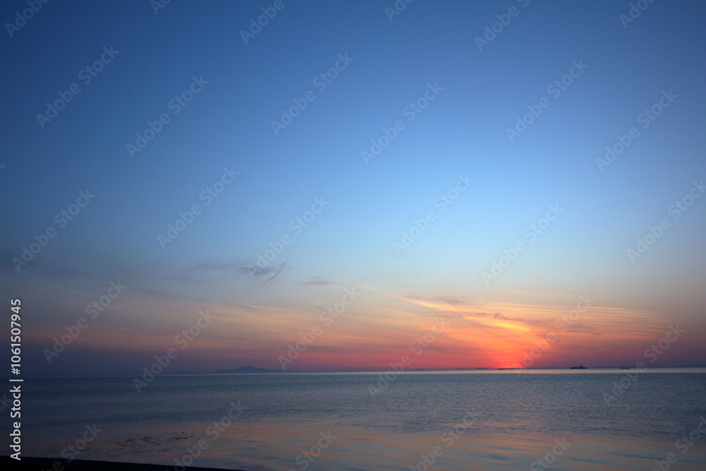 Obraz premium 海岸にて美しい夕日を望む