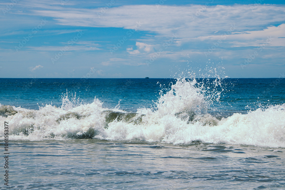 Fototapeta premium waves crashing on the beach