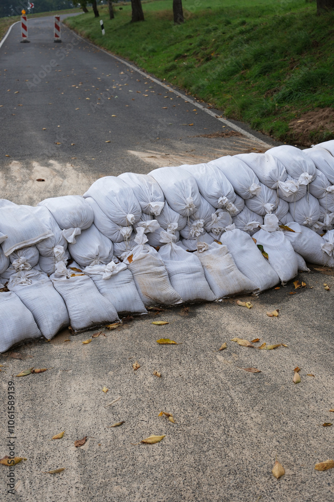 Obraz premium Barriere aus Sandsäcken auf einer Straße