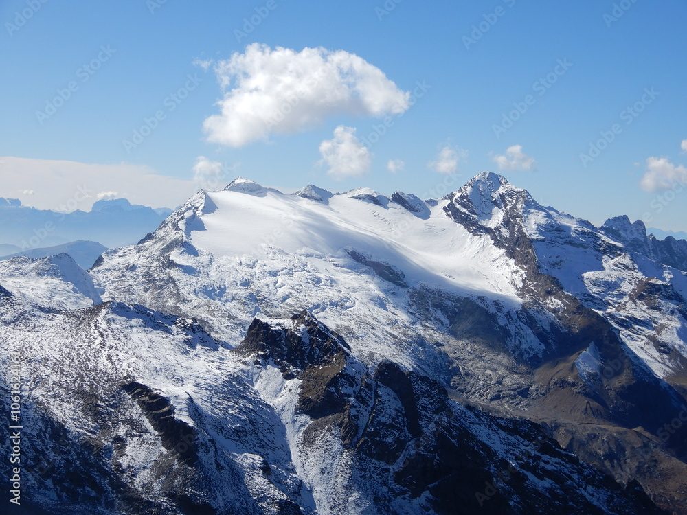 Fototapeta premium v.l.n.r. Magerstein 3273m, Frauenköpf 3251m, Fernerköpfl 3249m mit Schneebiger Nock 3358m und Westlicher Rieserferner