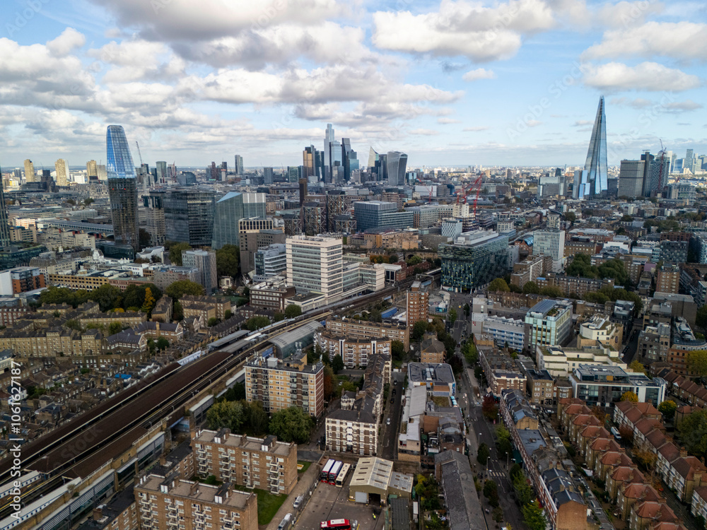 Obraz premium Aerial image of London skyline on a cloudy day