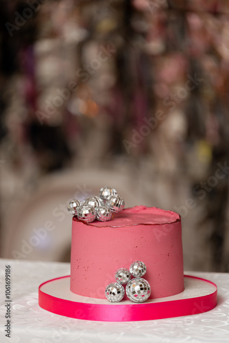 Obraz na płótnie Pink birthday cake with silver balls w salonie
