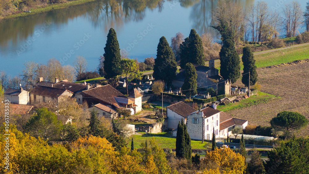 Vallées du Lot-et-Garonne, observées depuis une colline Vallées du Lot-et-Garonne, observées depuis une colline