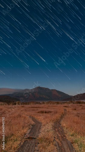 紅葉した尾瀬ヶ原から望む至仏山と星空タイムラプス　尾瀬国立公園