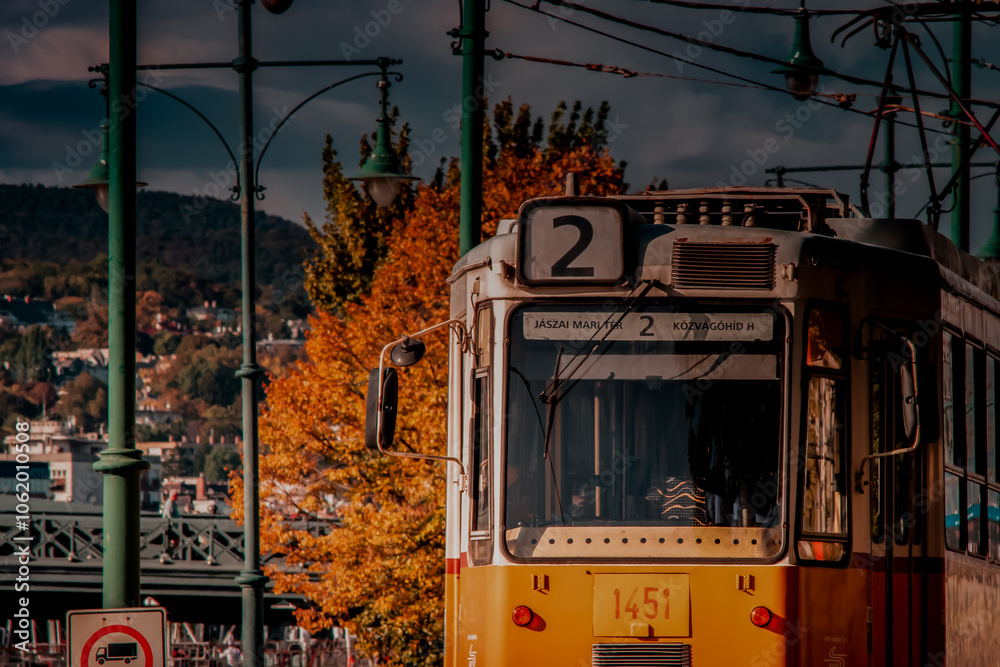 Obraz premium Yellow tram in Budapest during autumn walk