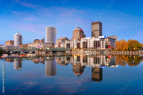 Cuadro en lienzo Rochester, New York, USA on the Genesee River at blue hour.