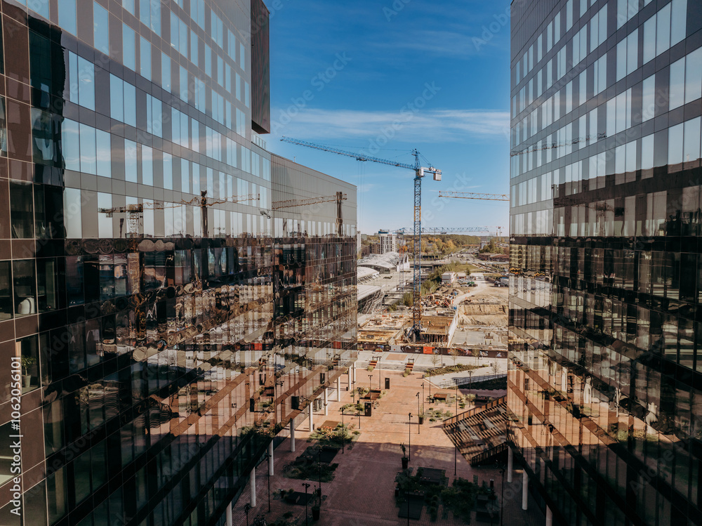 Fototapeta premium dźwig budowlany między dwoma nowoczesnymi budynkami
