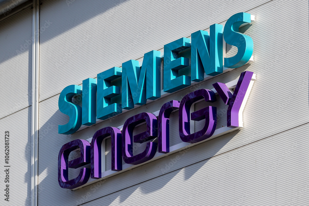 das-bild-zeigt-das-logo-von-siemens-energy-an-einer-au-enwand-stock
