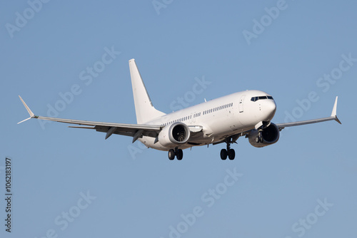 Foto White modern airliner landing at airport.