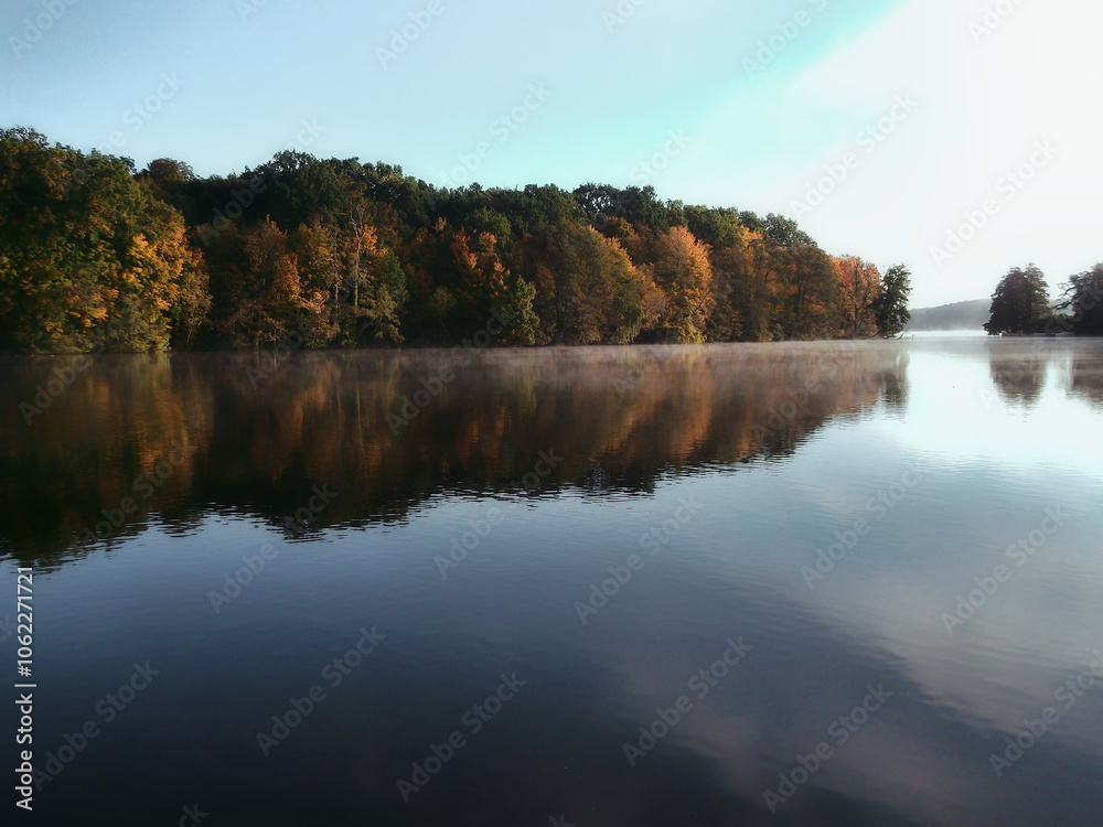Obraz premium Leichter Nebel am Morgen auf dem Stadtsee