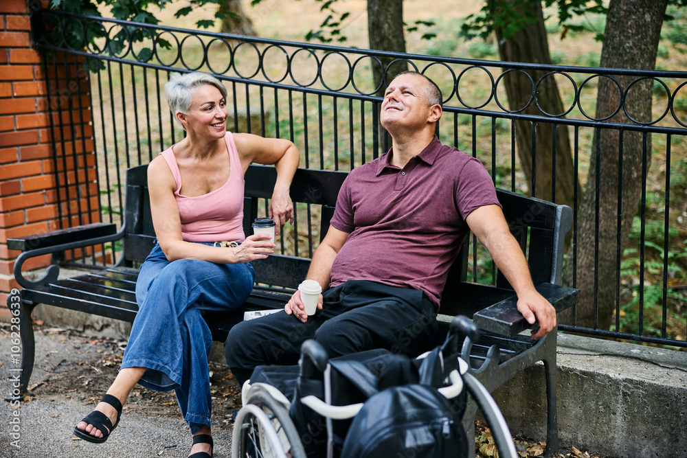 Obraz premium Happy Seniors Enjoying Coffee and Conversation in Park
