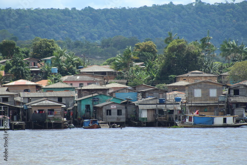casas ribeirinhas nas margens do rio amazonas, pará 
