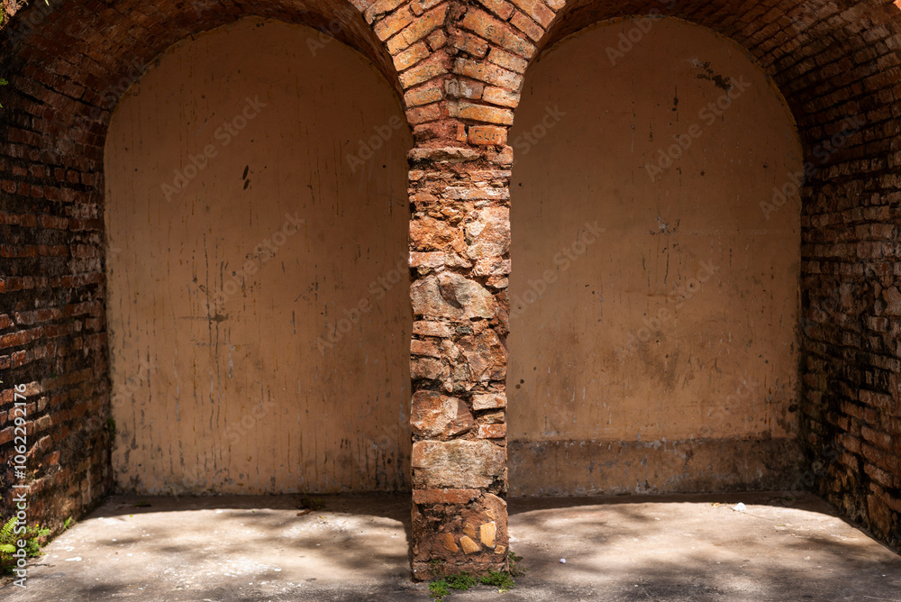 Fototapeta premium View of a conglomerate-style brick wall in the shape of an arch in Pelourinho, the historic center of the city of Salvador, Bahia.