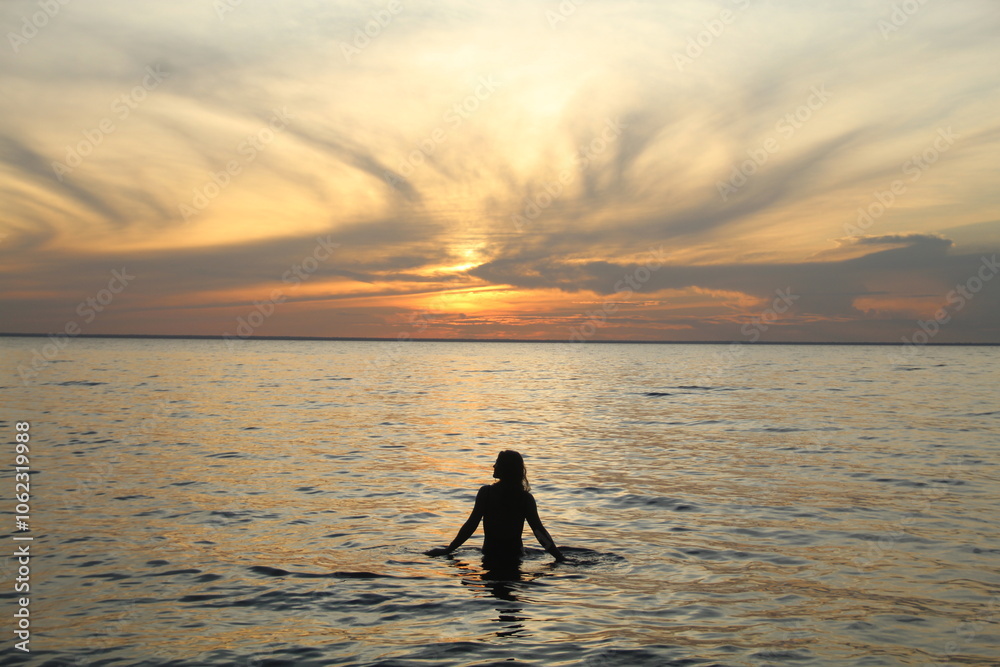 silhueta de mulher no pôr do sol no rio tapajós, em belterra, pará silhueta de mulher no pôr do sol no rio tapajós, em belterra, pará