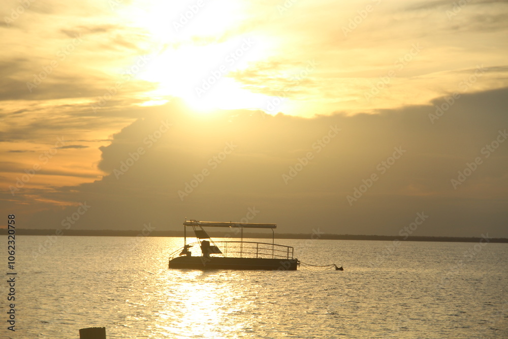 Obraz premium por do sol no rio amazonas
