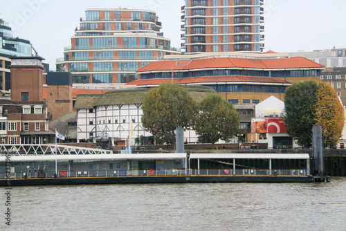 Quadro em tela A view of the Globe Theatre across the river thames