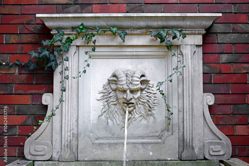 płaskorzeźba, kamienna maska ścienna, architektura ogrodowa, bas-relief mask on the wall (Hedera ), maszkaron, rzeźba z piaskowca, fontanna ogrodowa, fontanna ścienna z piaskowaca otoczona bluszczem