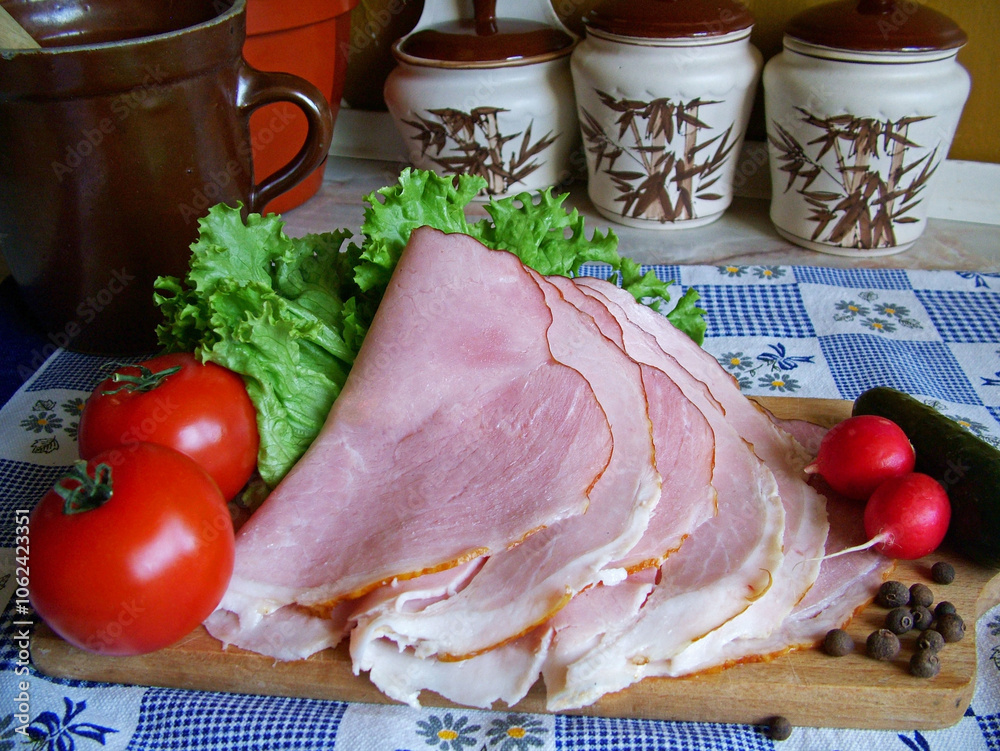 szynka z warzywami na śniadanie, plastry szynki na drewnianej desce z pomidorami i sałatą, slices of ham on a wooden board with tomatoes and lettuce, ham with vegetables for breakfast, śniadanie