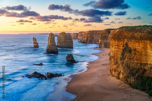 Obraz na płótnie twelve apostles at sunset,great ocean road at port campbell, australia w salonie