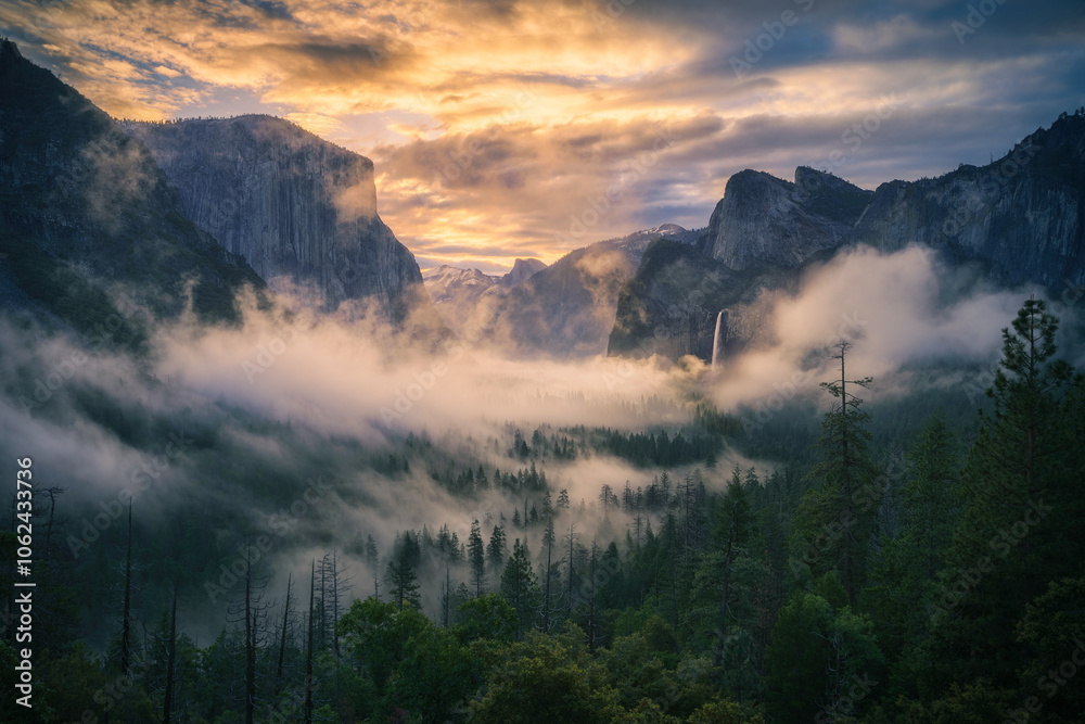sunrise at the tunnel view in yosemite nationalpark, california, usa