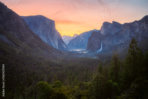 Obraz na płótnie sunrise at the tunnel view in yosemite nationalpark, california, usa w salonie