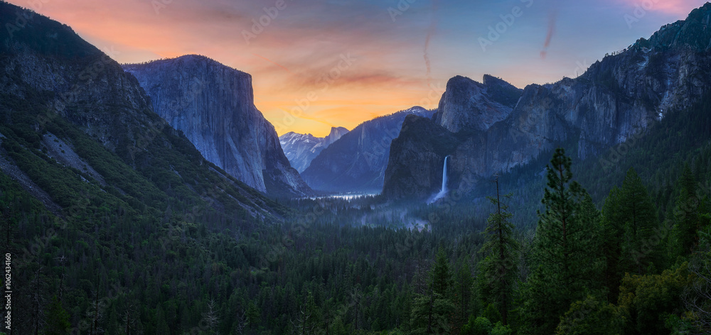 sunrise at the tunnel view in yosemite nationalpark, california, usa