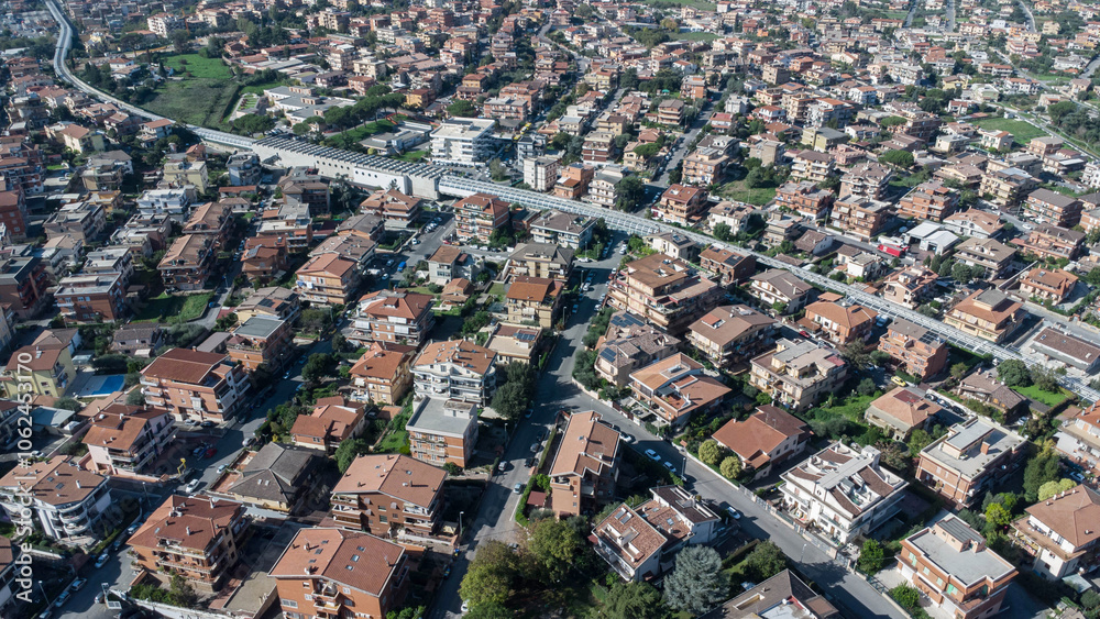 Fototapeta premium Panorama aereo di una zona residenziale con skyline di costruzioni basse