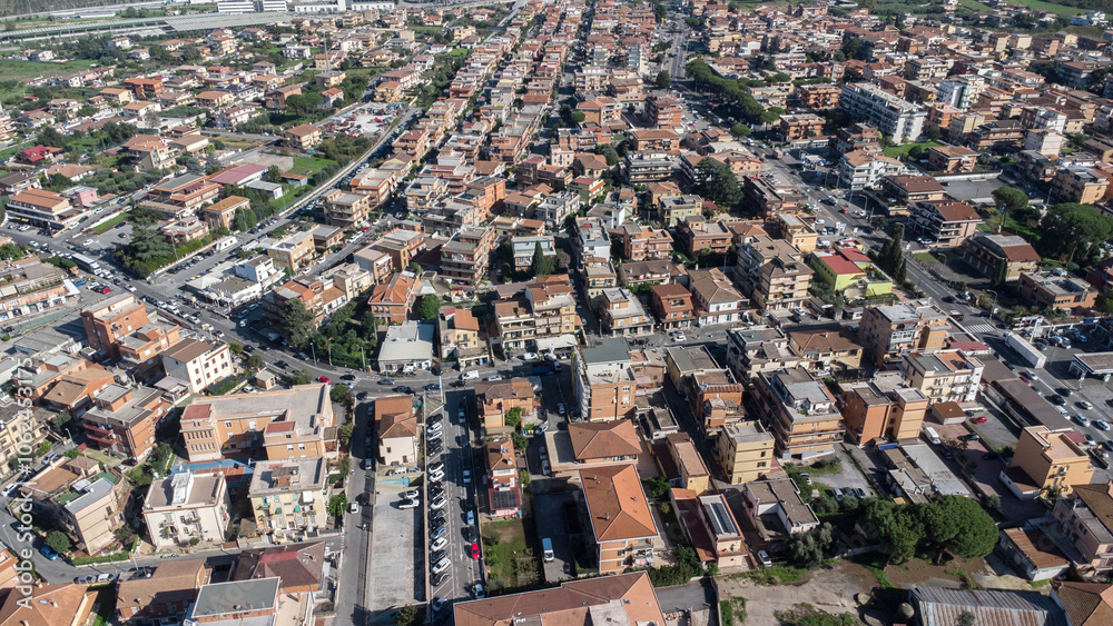 Obraz premium Skyline cittadino a bassa densità con costruzioni residenziali viste dall'alto