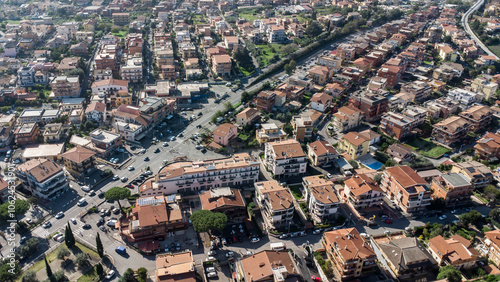 Vista dall'alto di un quartiere residenziale: skyline a bassa altezza photo